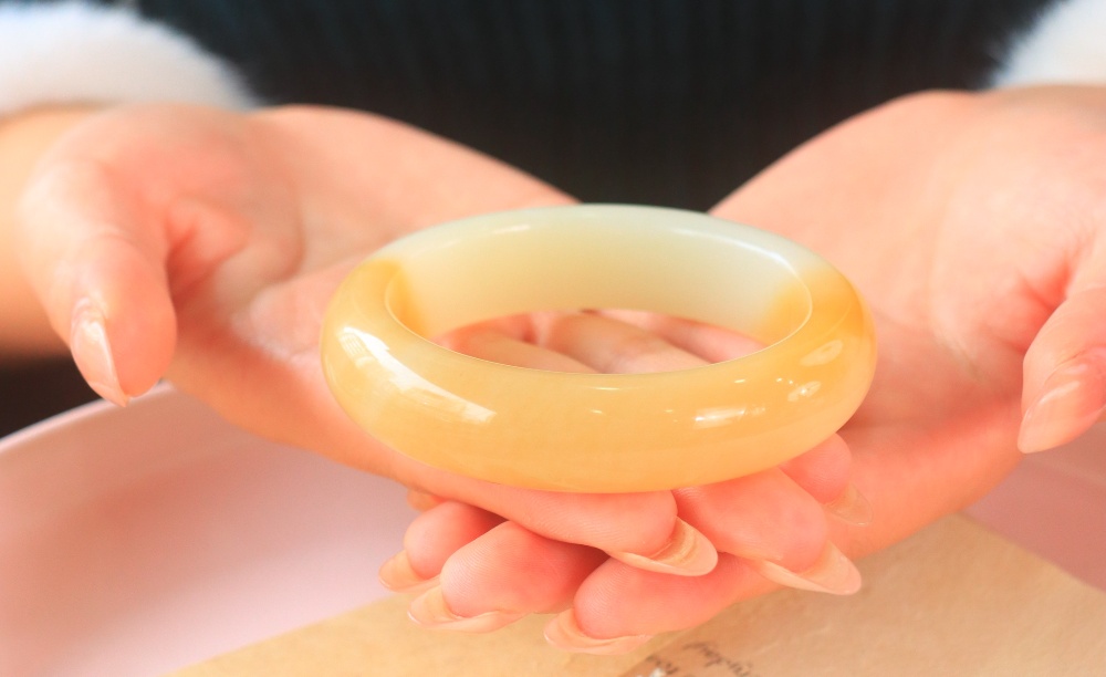 作品：糖白 玉镯